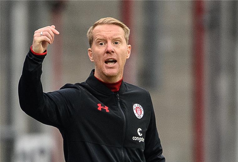 Timo Schultz will St. Pauli aus dem Keller holen St. Paulis Trainer Timo Schultz erwartet gegen Jahn Regensburg einen Sieg seiner Mannschaft..