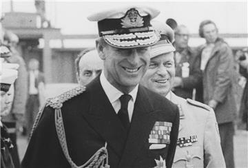 Staatsbesuch in Bremerhaven: Prinz Philip besuchte zwei Kriegsschiffe an der Columbuskaje.