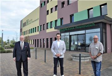 Staatssekretär Heiger Scholz (links) zu Besuch bei Helios in Esenshamm. Mit ihm sind Klinikgeschäftsführer Thomas Hempel (Mitte) und der Betriebsratsvorsitzende Ralph Feierabend auf dem Bild.