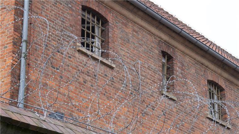 Stacheldraht ist vor der Justizvollzugsanstalt Vechta zu sehen, in der die frühere RAF-Terroristin Daniela Klette aktuell in Untersuchungshaft sitzt.