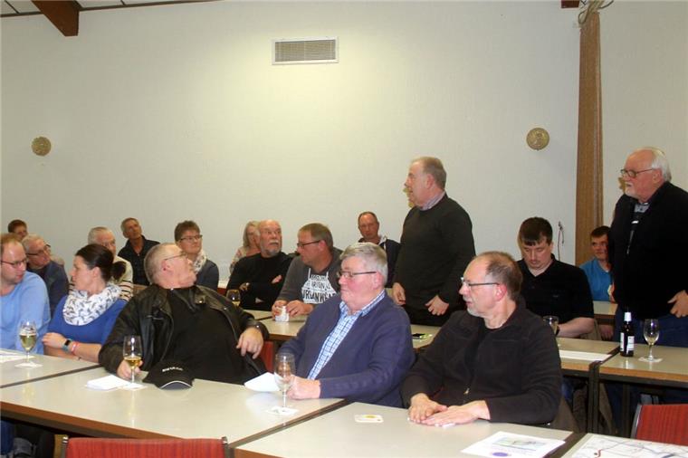 Stadlands Bürgermeister Klaus Rübesamen (stehend) stellte bei der Infoveranstaltung in Kleinensiel die Vorzüge eines Gewerbegebietes an der geplanten Küstenautobahn vor. Die versammelten Anwohner aus Kleinensiel, Havendorfersand und Esenshamm waren meist dagegen.
