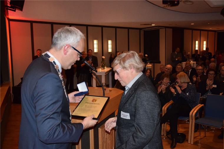 Stadt-Bürgermeister Norbert Wolf übergab Urkunde und Medaille für den Bürgerpreis 2018 an Hans-Hermann Neblung.