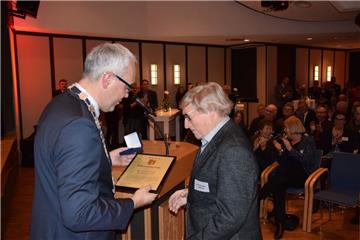 Stadt-Bürgermeister Norbert Wolf übergab Urkunde und Medaille für den Bürgerpreis 2018 an Hans-Hermann Neblung.