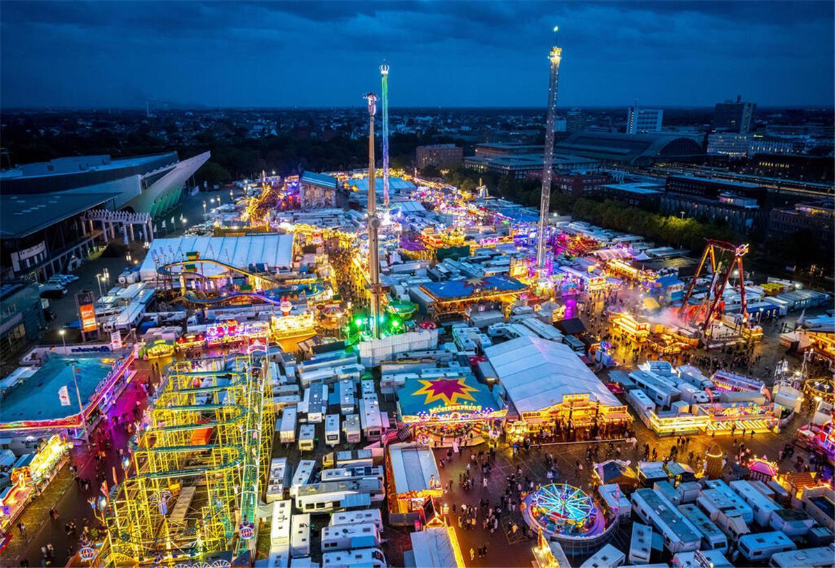 Volles Wochenende in Bremen: Werder-Spiel und Freimarktsumzug. Führt das zum Chaos? Großes Verkehrsaufkommen in Bremen erwartet: Polizei rät zu öffentlichen Verkehrsmitteln, da am Samstag mehrere Großveranstaltungen stattfinden.