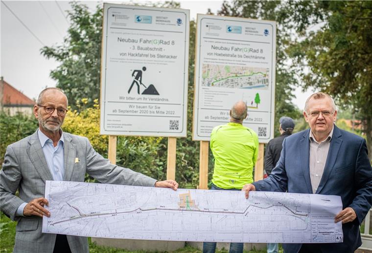 Stadtbaurat Bernd Schomaker (links) und Stadtplanungsamt-Dezernent Torsten Neuhoff geben den Startschuss für Bremerhavens erste Fahrradstraße. Foto: Hartmann