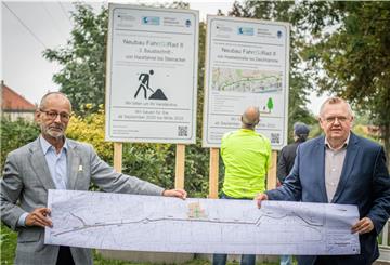 Stadtbaurat Bernd Schomaker (links) und Stadtplanungsamt-Dezernent Torsten Neuhoff geben den Startschuss für Bremerhavens erste Fahrradstraße. Foto: Hartmann
