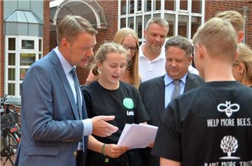 Stadtdirektor und Samtgemeindebürgermeister Henning Fricke lässt sich von Lotta Corleis im Schnelldurchgang den Inhalt der insgesamt 13 Anträge erläutern, die die Zevener „Fridays for Future“-Gruppe eingereicht hat. 
