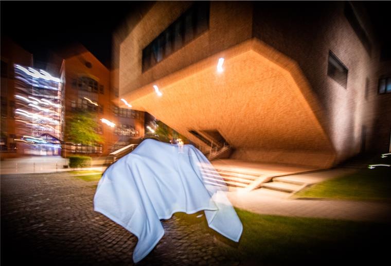 Wenn es spukt in Bremerhaven Stadtrundgang mit Spukgeschichten: Einst sollen die Leher als Gespenster verkleidet bei der Karlsburg die Schweden vertrieben haben. Foto: Hartmann