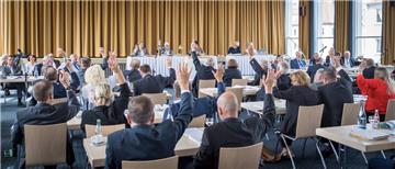 Stadtverordnete und Magistratsmitglieder müssen die öffentlichen Gesellschaften in deren Aufsichtsräten überwachen. Dafür bekommen sie meist Geld, das kann sich zu einem ordentlichen Nebeneinkommen läppern.
