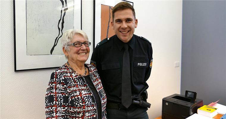 Stadtverordnetenvorsteherin Brigitte Lückert, Patin der DKMS, mit Lebensretter Christopher Biermann.