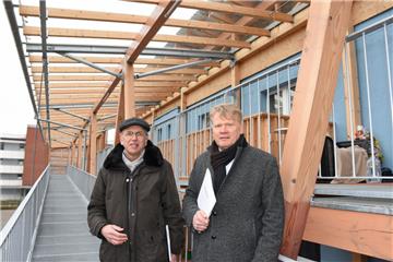 Stäwog-Architekt Hans-Joachim Ewert (links) und Geschäftsführer Sieghard Lückehe auf einer Rampe des „Spiralenhauses“ an der Ringstraße in Wulsdorf. 