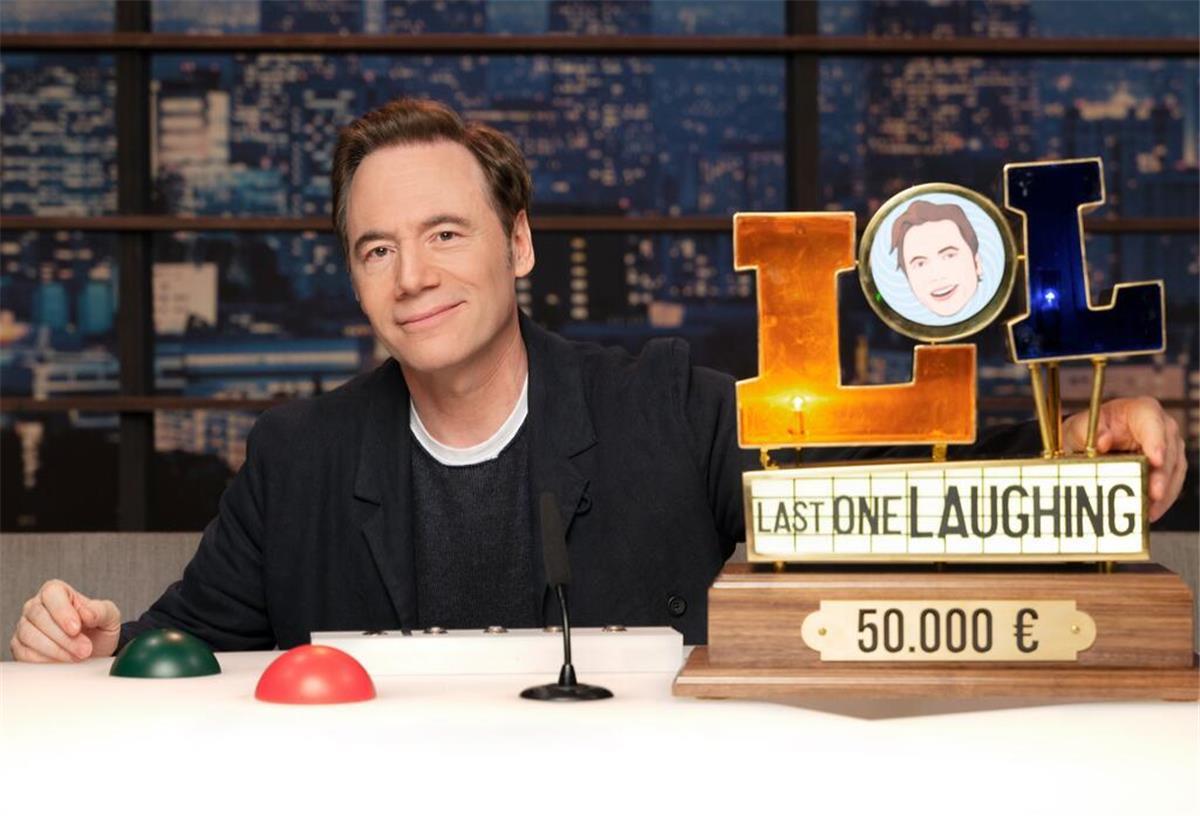 Staffel 6 von LOL: Last One Laughing kommt - Diese Promis sind dabei Michael Bully Herbig im Set von LOL: Last One Laughing