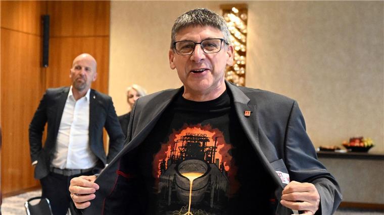 Stahlbranche in „schwieriger Lage“ - Tarifgespräche begonnen „Stahlkind“ ist auf einem IG Metall-T-Shirt zu lesen, das der Verhandlungsführer der Gewerkschaft, Knut Giesler, zum Auftakt der Tarifverhandlungen trägt.