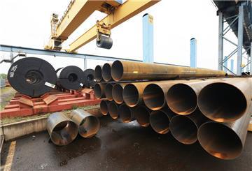 Stahlrohre liegen im Stahlwerk Mannesmann Line Pipe der Salzgitter AG auf Halde.