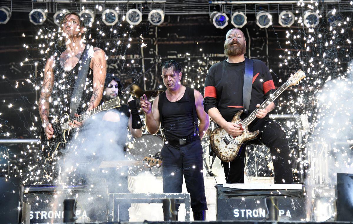 Die Band Stahlzeit "brennt" in Bremerhaven Stahlzeit legen sich in Bremerhaven mächtig ins Zeug.