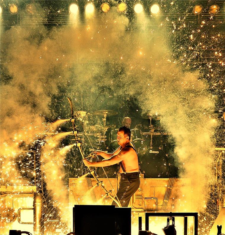 Stahlzeit mag es auf die harte Tour: Für die Fans gibt es wieder viel Feuer und kräftigen Sound.
