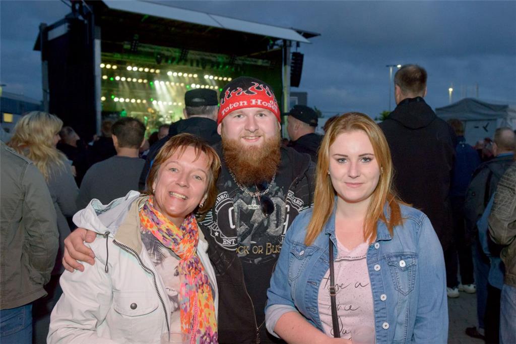 Stahlzeit - open air. Von links: Carolyn Craycraft, Thorsten Tiedje und Sara Cra...