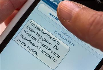 Verletzte Ehre oder Liebeskummer - Stalker schaffen es nicht, von ihrem Opfer los zu kommen und bombardieren sie mit Nachrichten und Anrufen. Bis hin zu körperlichen Angriffen.