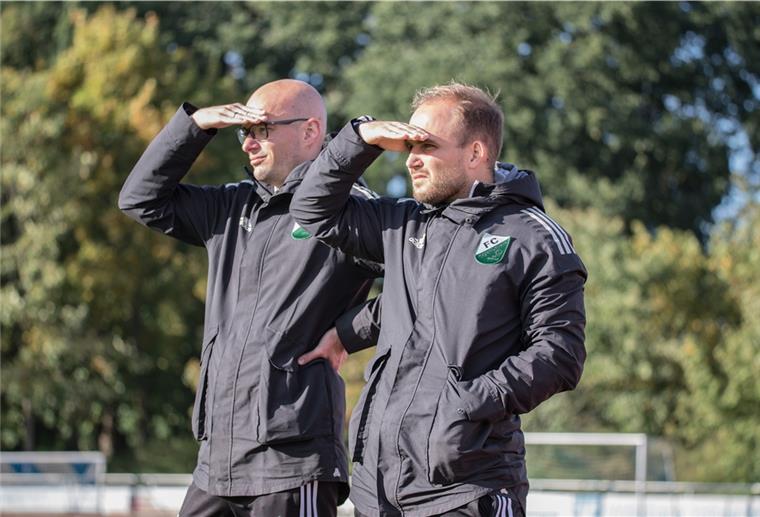 Standen seit letztem Jahr September zusammen beim FC Hagen/Uthlede an der Seitenlinie: Nun übernimmt Tjark Seidenberg (re.) von seinem Mentor Carsten Werde, mit dem er die gleiche Fußball-Philosophie teilt.