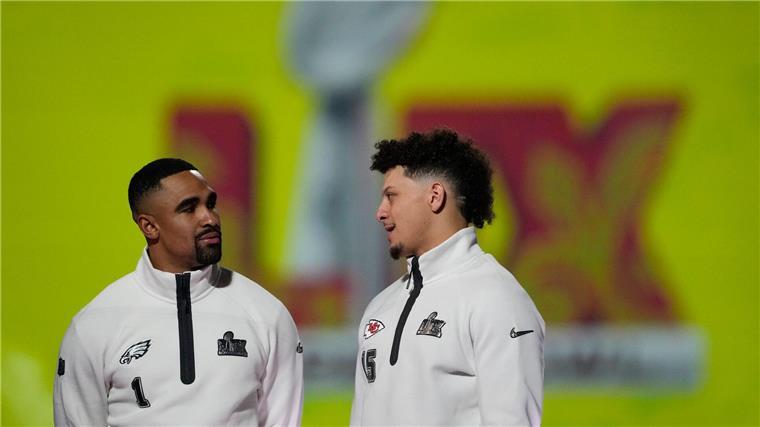 Standen sich am Montag schon mal gegenüber: Jalen Hurts von den Eagles und Patrick Mahomes von den Chiefs.