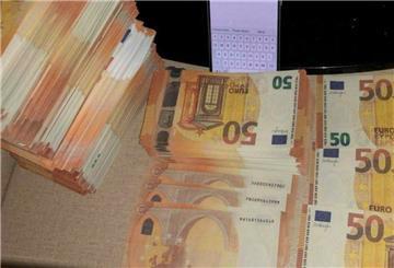 Stapelweise Falschgeld wird in einer öffentlichen Telegram-Gruppe mit Bezug zu Bremerhaven angeboten. Ein Beispiel dafür, dass Telegram auch bei uns nicht nur ein Messenger, sondern auch eine Art "Darknet für jedermann" ist.