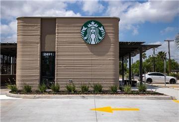 Eine Gesamtansicht zeigt ein 3D-gedrucktes Starbucks-Gebäude in Texas.
