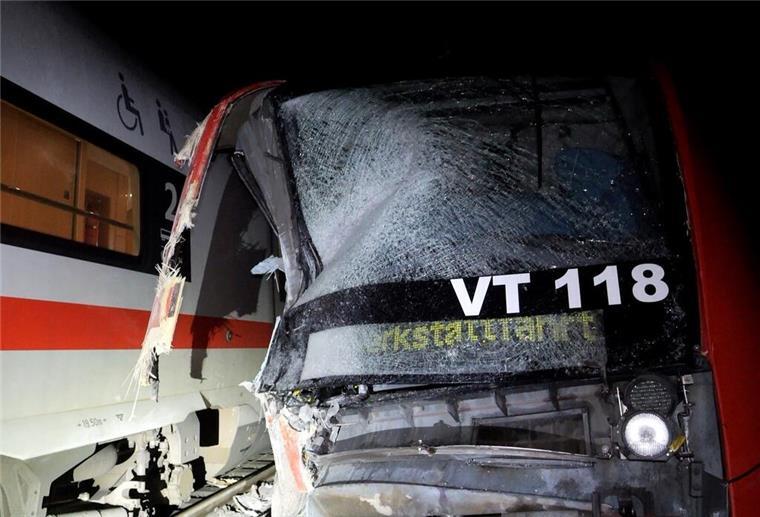 Stark beschädigt stehen eine Regionalbahn und ein ICE auf der Strecke zwischen Hamburg und Bremen. Ein mit etwa 550 Menschen besetzter ICE hat eine Regionalbahn gerammt. Bei dem Unfall am Mittwochabend gab es keine Verletzten.