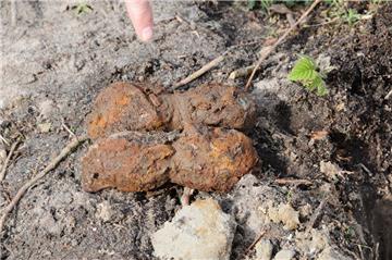Stark verrostet, aber dennoch ziemlich gefährlich. 14 solcher Handgranaten aus dem Zweiten Weltkrieg wurden am Freitag im Fischereihafen gefunden und anschließend kontrolliert gesprengt.