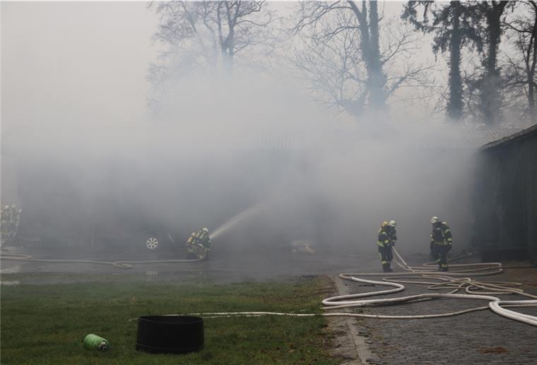 Feuerwehr rettet Kälber in Loxstedt vor dem Verbrennen Starker Rauch drang aus der Scheune.