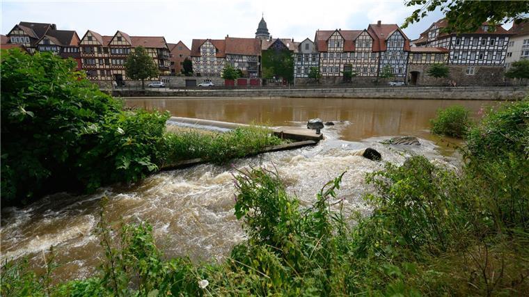 Starkregen sorgt für vollgelaufene Keller und Erdrutsch Starkregen trifft Hann. Münden.