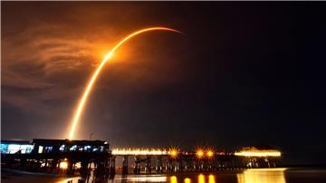 Starlink ist ein satellitengestützter Internet-Dienstleister, der speziell im Ukraine-Krieg von enormer Bedeutung für die Kommunikation ist. Hier fliegt eine SpaceX Falcon 9 Rakete mit Starlink-Satelliten an Bord ins All. (Archiv)