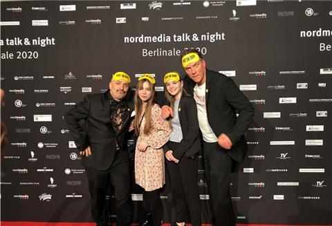 Stars auf dem roten Teppich (von links): Sandro Giampietro mit seinen Töchtern Julia Giampietro und Gina Giampietro und Schauspieler Helge Tramsen auf der "nordmedia talk & night 2020" in Berlin.