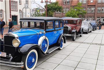 Start der Oldtimerrallye auf dem Nordenhamer Marktplatz.