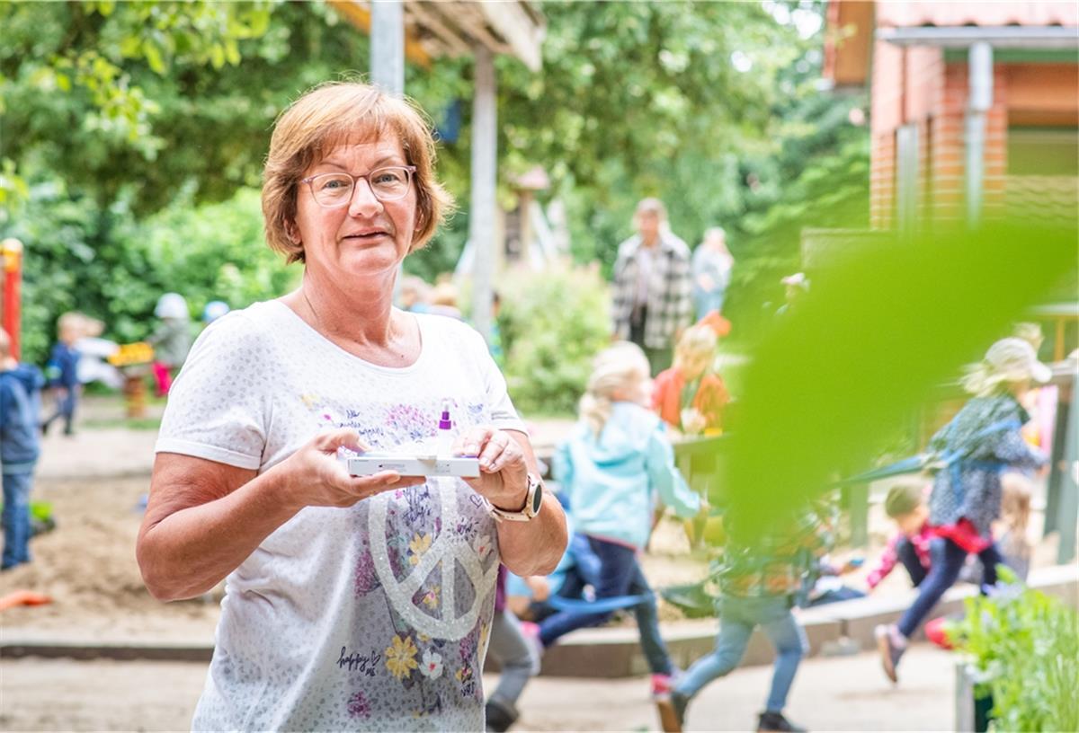 Kitas im Cuxland setzen teilweise schon auf Lolli-Tests Start der sogenannten Lolli-Tests zum Nachweis des Corona-Virus in Kindertagesstätten. Kitaleiterin Petra Buck zeigt den Schnelltest für Kinder.