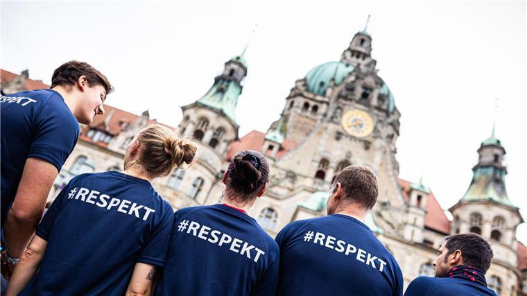 Läufer solidarisieren sich mit Einsatzkräften Start und Ziel waren auf dem Platz der Menschenrechte vor dem Neuen Rathaus in Hannover.