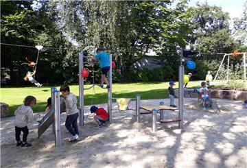 Kinder spielen auf dem Spielplatz am Rotdornweg in Bremerhaven.