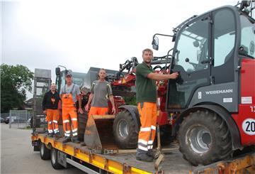 Startklar (von links): Die Bauhofmitarbeiter Niklas Reuter, Andreas Kuhnke, Thorsten Wegner und Dennis Bliese haben die Fahrzeuge verzurrt. Auch sie fahren mit nach Bad Münstereifel, um tatkräftig mit anzupacken.