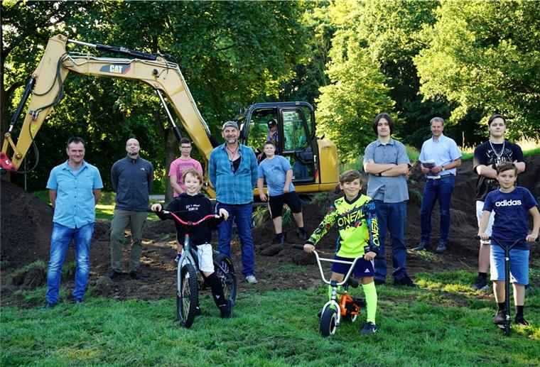 Startschuss für den Bike-Park: Initiator Michael Teßler (zweiter von links) freut sich ebenso wie die Vertreter der Gemeinde und die Jugendlichen, dass es nun losgeht.
