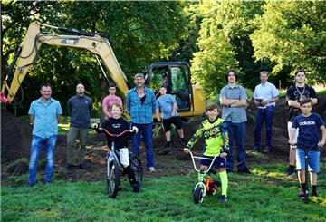 Startschuss für den Bike-Park: Initiator Michael Teßler (zweiter von links) freut sich ebenso wie die Vertreter der Gemeinde und die Jugendlichen, dass es nun losgeht.