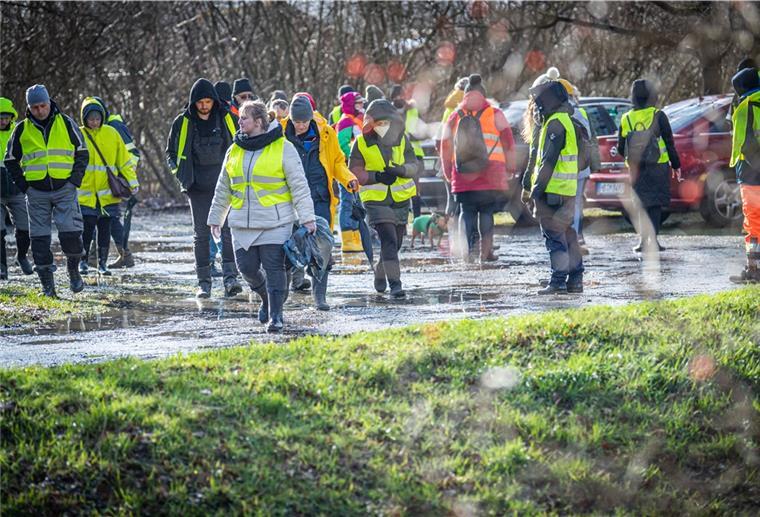 Die freiwilligen Helferinnen und Helfer suchen in Wulsdorf nach Ekaterina Baumann.
