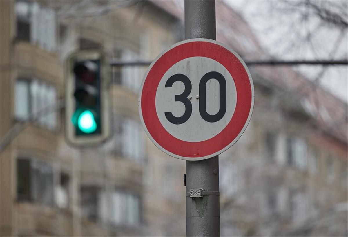 Neue Regel für alle Autofahrer kommt! Das ändert sich schon im Dezember Ein Schild weist Autofahrer auf der Torstraße auf Tempo 30 hin. In Deutschland greift ab Dezember eine neue Regel für Autofahrer.