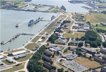 ARCHIV - 15.06.2018, Niedersachsen, Wilhelmshaven: 15.06.2018, Niedersachsen, Wilhelmshaven: Die Luftaufnahme zeigt eine Versorgungsschiff der Marine, das im Hafen des Marinestützpunkt Heppenser Groden liegt. (zu dpa: «Neue Gebäude: Marinestützpunkt Wilhelmshaven wird erweitert») Foto: Carmen Jaspersen/dpa +++ dpa-Bildfunk +++
