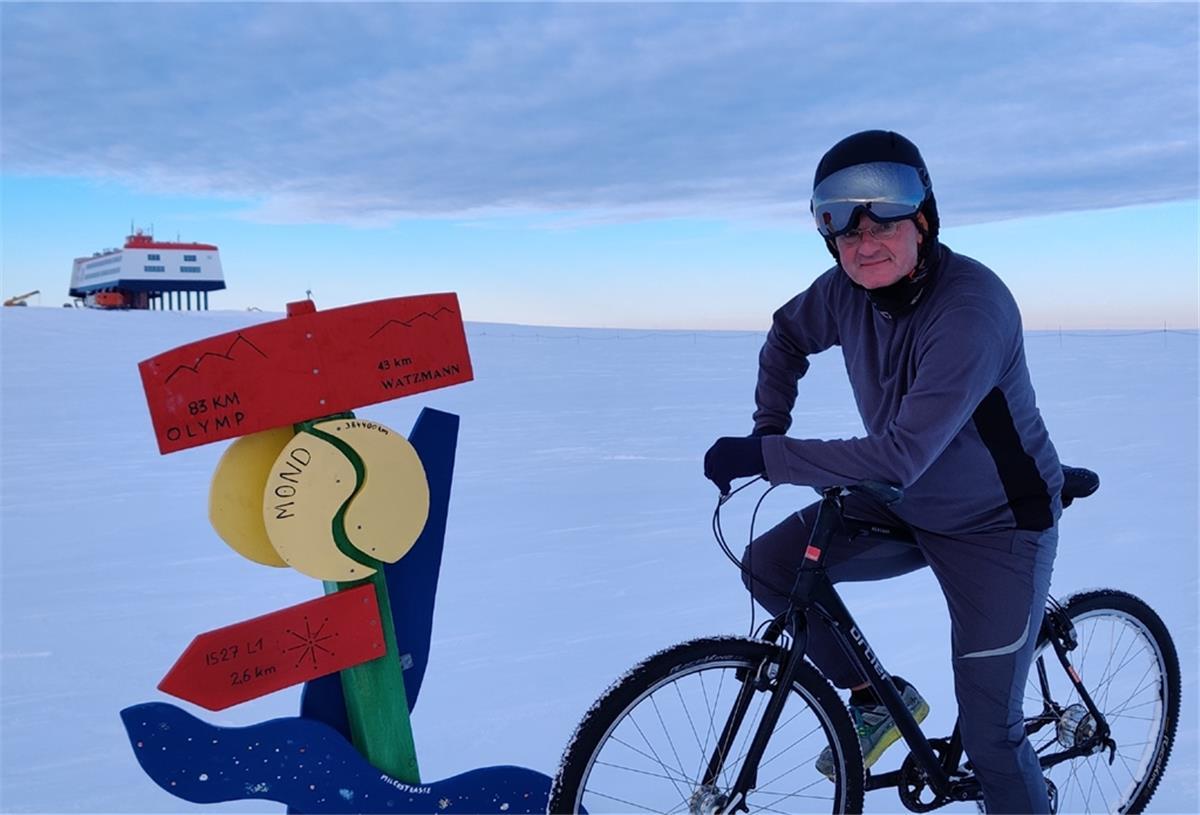 Mit dem Fahrrad in die Antarktis Stationsarzt und -leiter der Antarktis-Station „Neumayer III“, Peter Jonczyk, bei einer Erkundungstour mit dem Fahrad in der Antarktis. Helm, Funkgerät und GPS sind immer dabei.