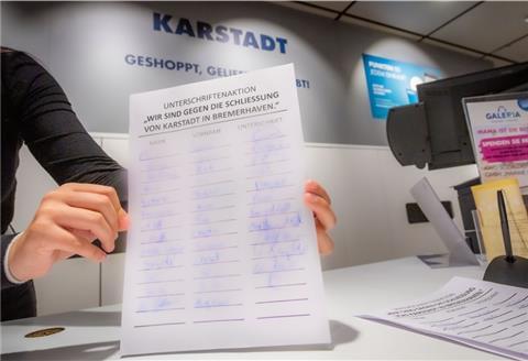 Statt auf Demonstrationen setzen die Karstadt-Mitarbeiter in Bremerhaven auf Unterschriften. Viele Kunden haben sich bereits in die Listen an den Kassen eingetragen.
