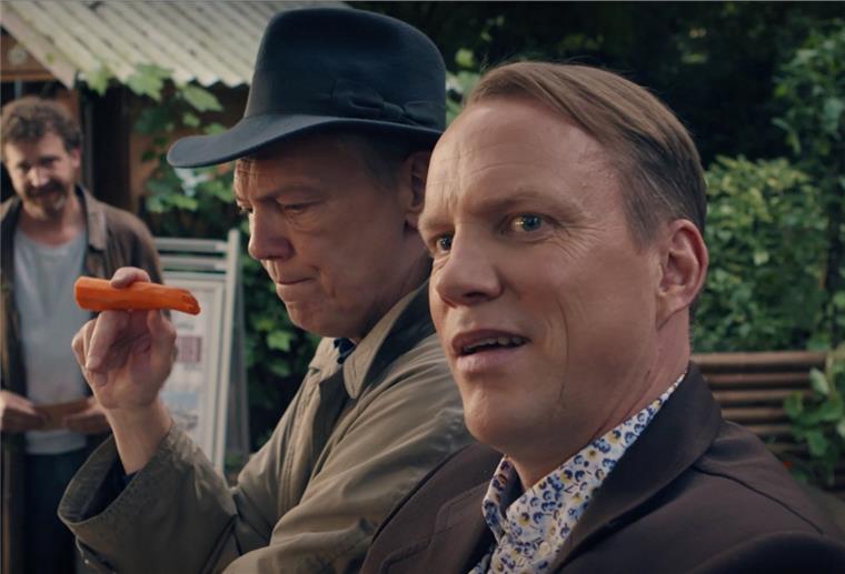Statt auf einer Zigarette kaut Kommissar Mahler im Film stets auf einer Möhre herum.