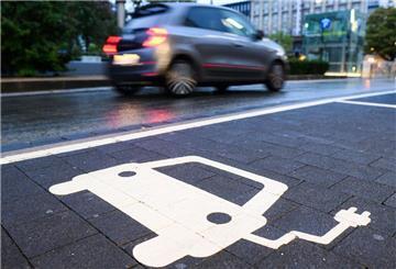 Ein Symbol markiert einen Parkplatz an einer Ladesäule für Elektroautos.