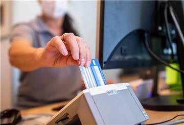 Versichertenkarte wird in Kartenlesegerät gesteckt