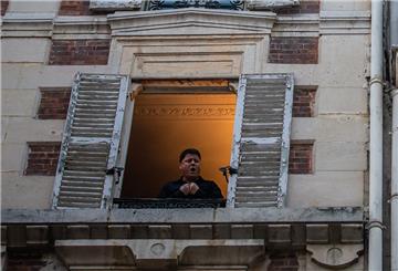 Statt Heiligabend um 22.45 Uhr zur Kirche zu gehen und dort „Stille Nacht“ zu singen, sollen die Menschen dann wie dieser Herr das Fenster aufmachen und zu Hause singen.