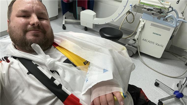 Plötzlich knackt die Hand - Bremerhavener nach Füllkrug-Schuss in Notaufnahme Statt im Stadion zu sein, lag Kai Flathmann im Krankenhaus in München. Er verfolgte das Eröffnungsspiel der deutschen Nationalmannschaft dort aber auf dem Handy.