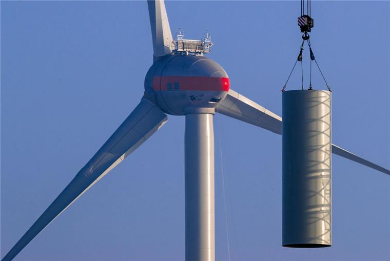 Energiegipfel: Experten diskutieren über Windkraft in der Wesermarsch Statt neue Windparks zu errichten, tendieren Investoren mittlerweile dazu, vorhandene, vergleichsweise kleine Anlagen durch leistungsstärkere, höhere Räder zu ersetzen. Dadurch sinkt auch die Gesamtzahl der Anlagen.